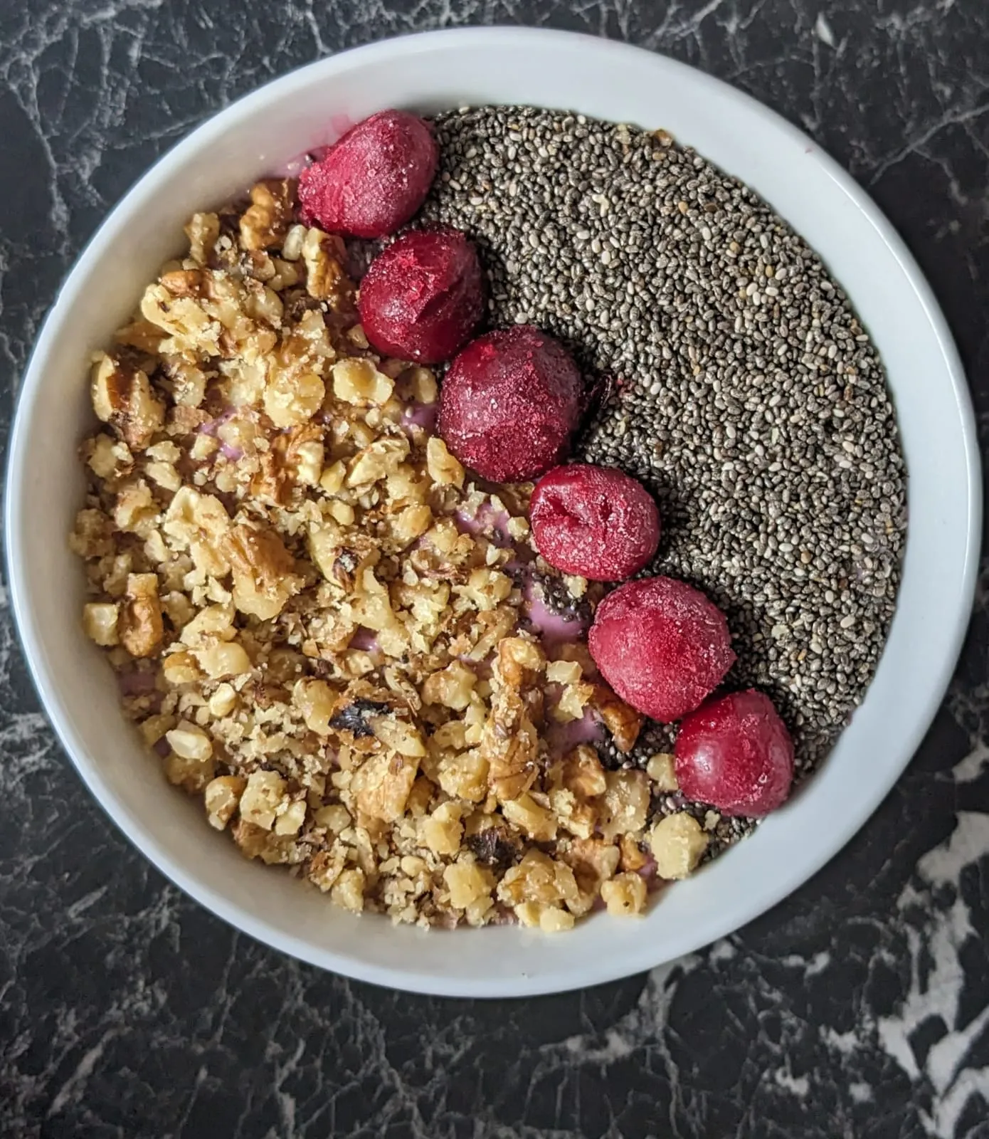 ein Teller mit Cheasamen, Hafer und Früchten von Hoppes Ernährungs&Fitness Beratung GbR